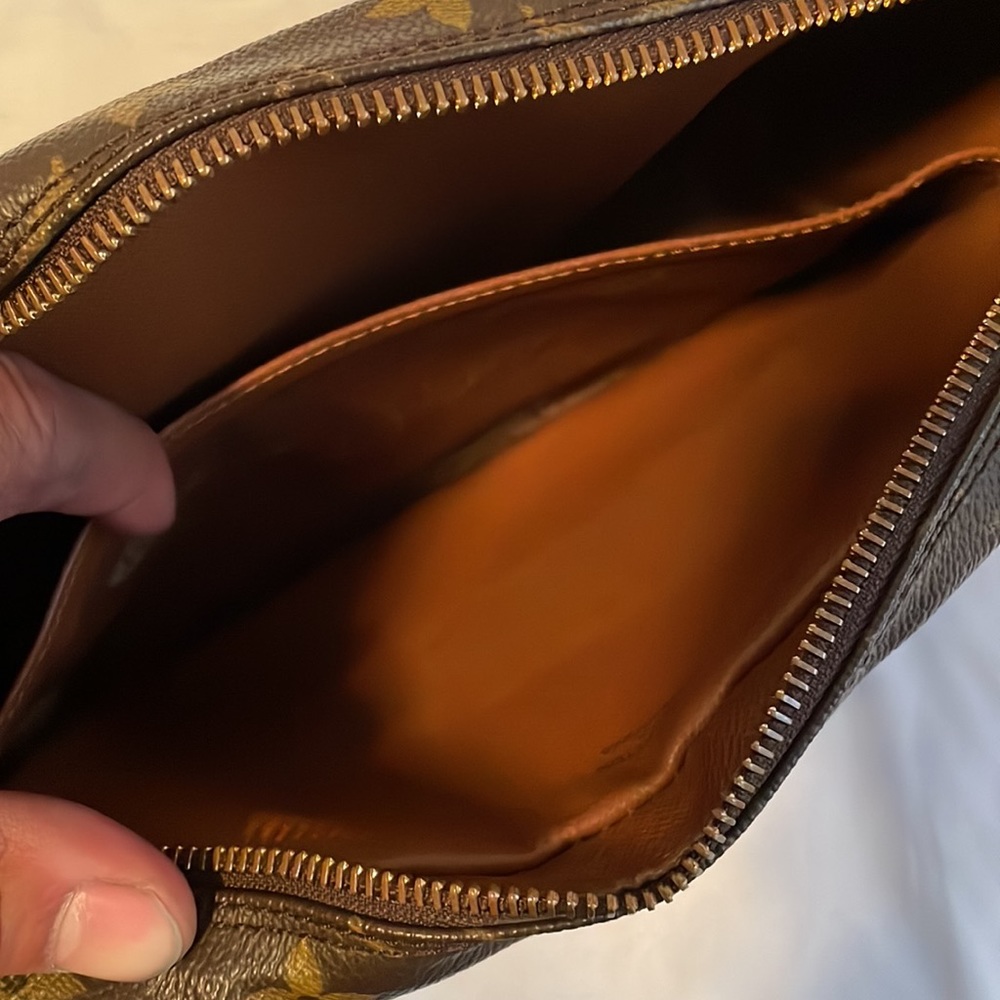 Louis Vuitton - Picture 10 of 11